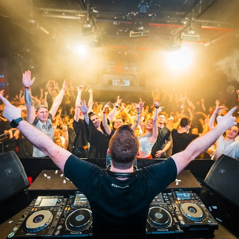 Dirk Neuenfels am DJ-Pult vor Publikum